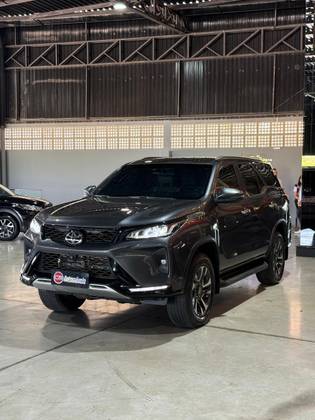 TOYOTA HILUX SW4 2.8 D-4D TURBO DIESEL DIAMOND 7L 4X4 AUTOMÁTICO
